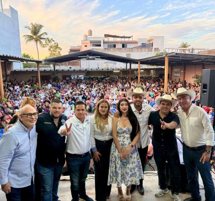Se hinca ante las madres vallartenses: Juan Ignacio Calderón encabeza masivo festejo