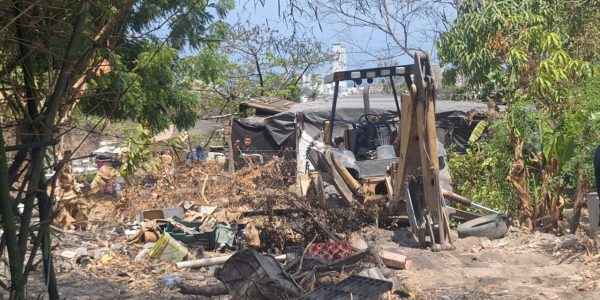 Desalojan otra vez a 4 familias de «cartolandia» por invadir predios ejidales Desalojan otra vez a 4 familias de «cartolandia» por invadir predios ejidales