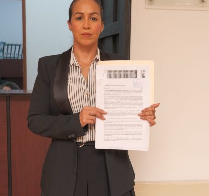 Presenta regidora solicitud de juicio político contra alcalde Luis Munguía