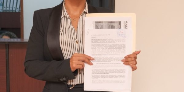 Presenta regidora solicitud de juicio político contra alcalde Luis Munguía