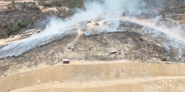 Bomberos trabajan en enfriamiento del relleno sanitario El Gavilán