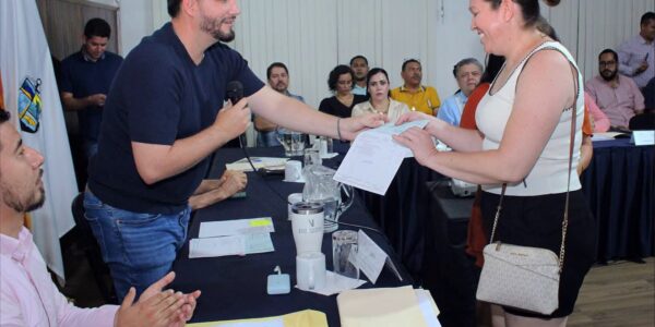 Entregan en sesión de Ayuntamiento cheques de 30 mil pesos a locatarios afectados por incendio Entregan en sesión de Ayuntamiento cheques de 30 mil pesos a locatarios afectados por incendio